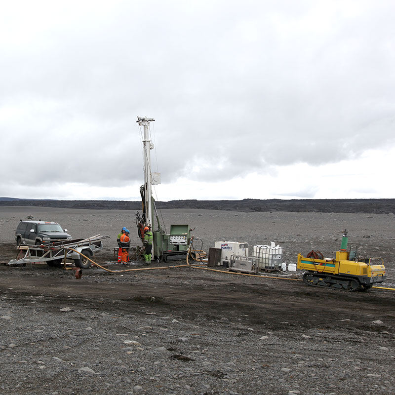 Jarðborinn Jóhann að störfum (mynd 1 af 3)