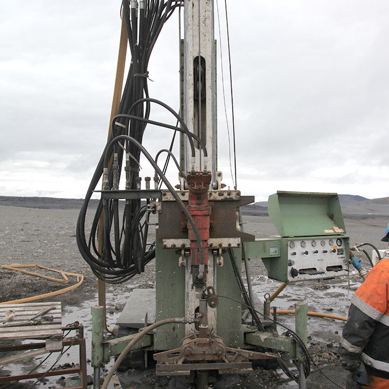 Jarðborinn Jóhann að störfum (mynd 2 af 3)